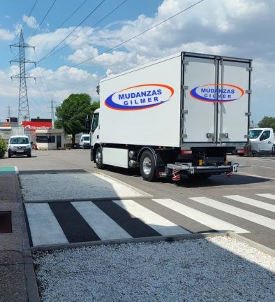Camion de Mudanzas Gilmer realizando un servicio en Madrid